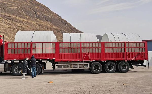 青海塑料桶装车完毕准备运输中
